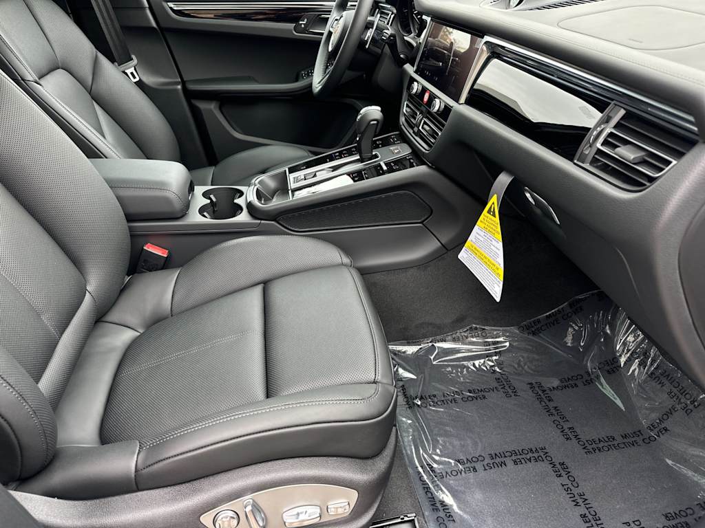 Thumbnail: 2025 Porsche Macan - 23