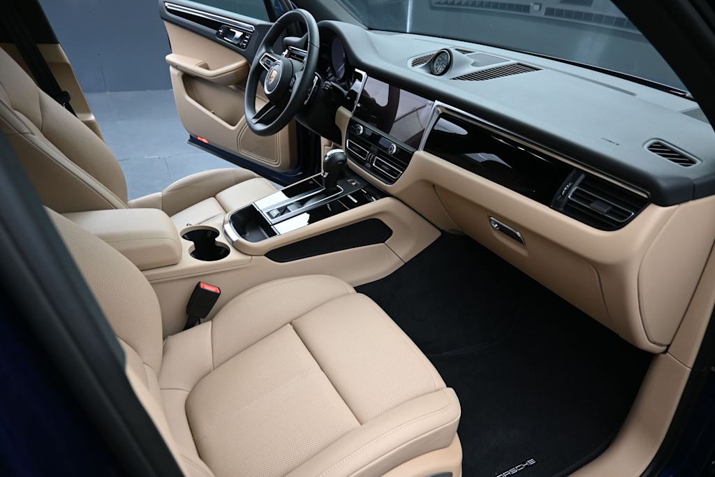 Thumbnail: 2026 Porsche Macan - 10