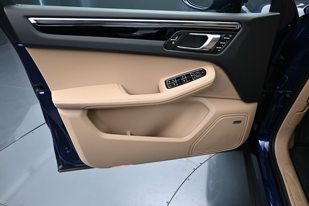 Thumbnail: 2026 Porsche Macan - 17