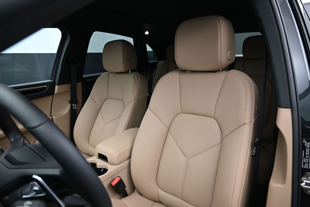 Thumbnail: 2026 Porsche Macan - 8