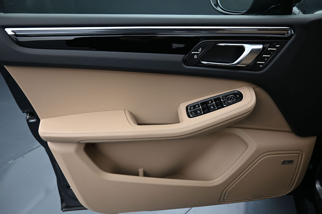 Thumbnail: 2026 Porsche Macan - 20