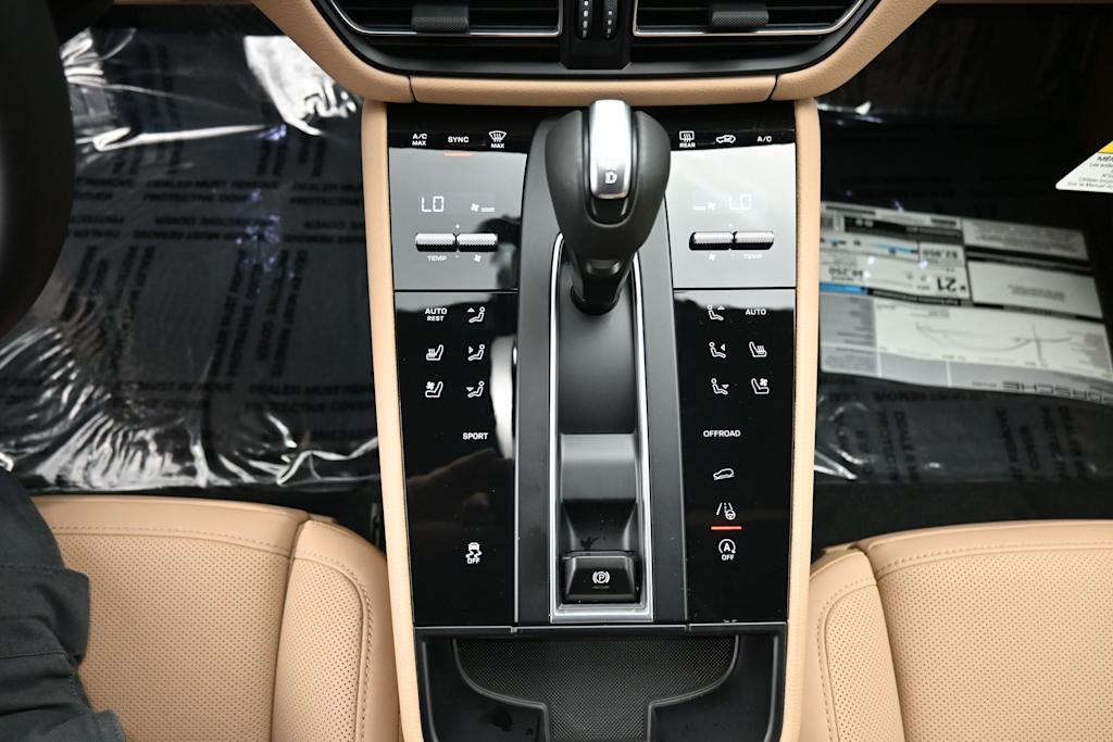 Thumbnail: 2026 Porsche Macan - 13