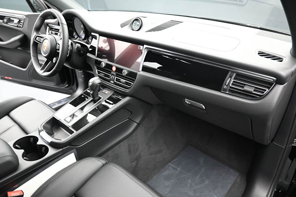 Thumbnail: 2026 Porsche Macan - 11