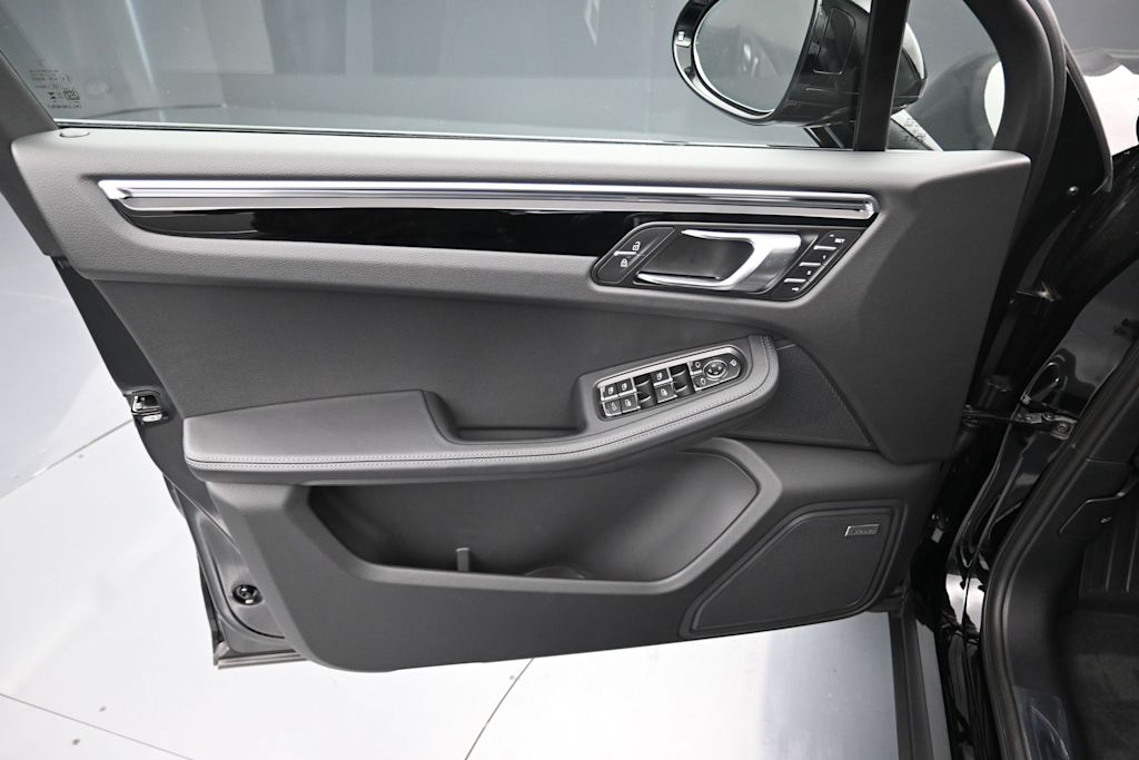 Thumbnail: 2026 Porsche Macan - 15