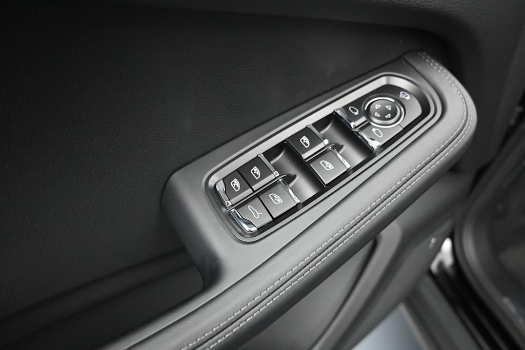 Thumbnail: 2026 Porsche Macan - 20