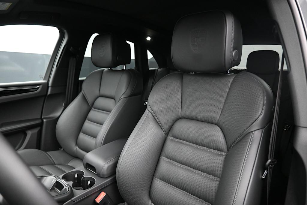 Thumbnail: 2026 Porsche Macan - 8