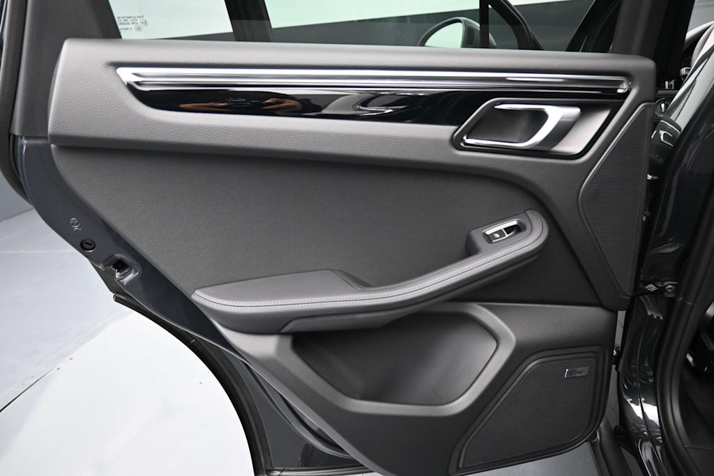 Thumbnail: 2026 Porsche Macan - 23