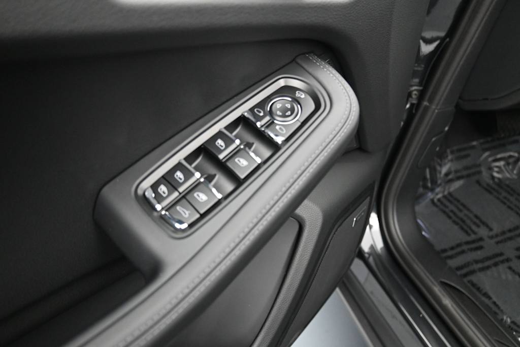Thumbnail: 2026 Porsche Macan - 18