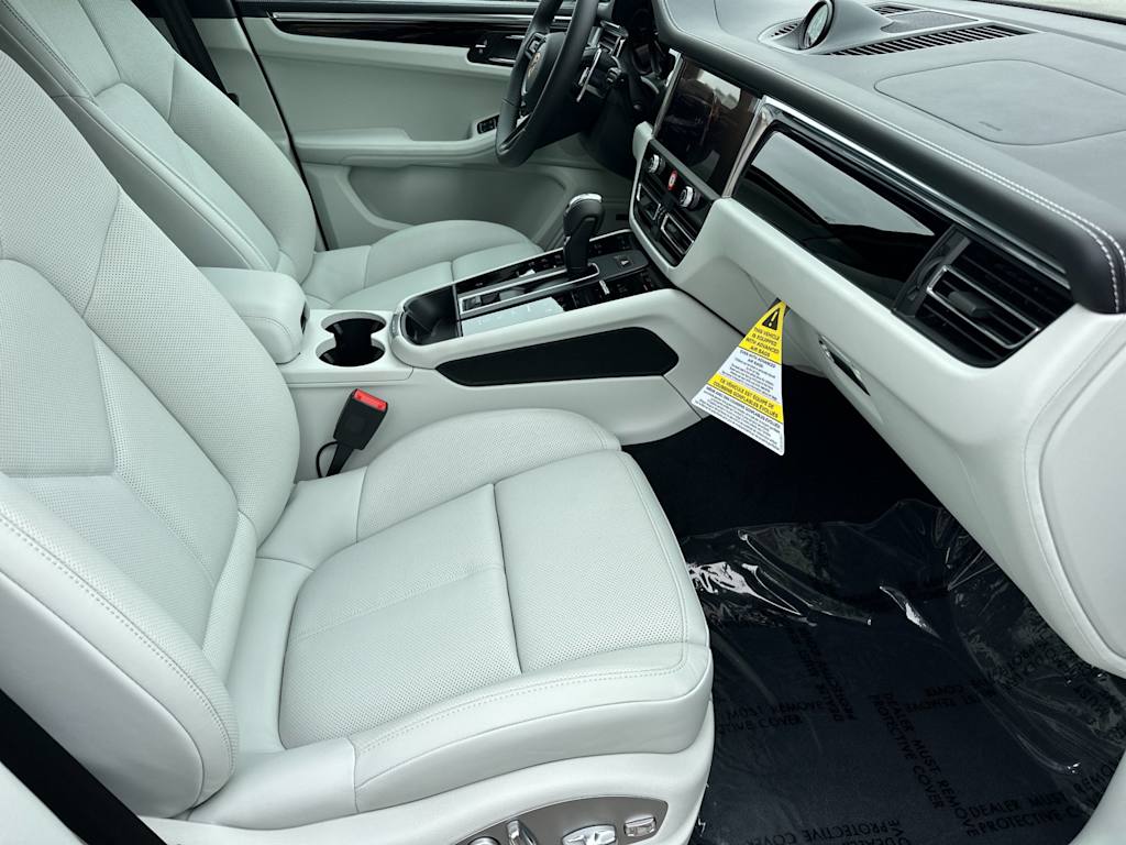 Thumbnail: 2025 Porsche Macan - 21