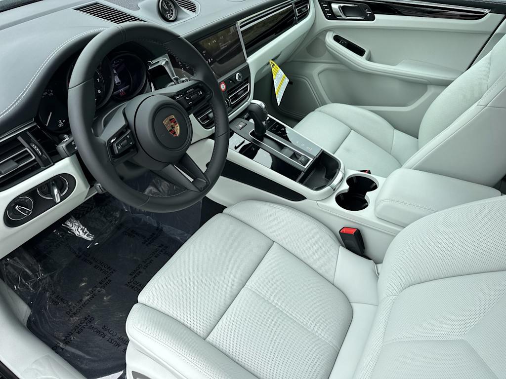 Thumbnail: 2025 Porsche Macan - 10