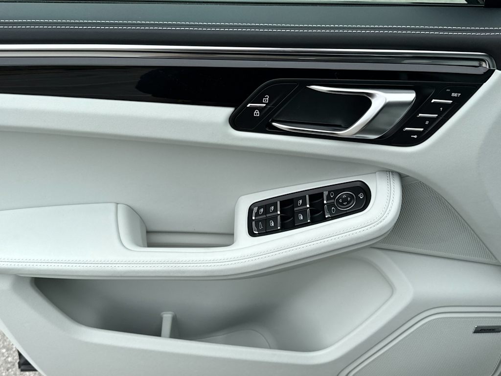 Thumbnail: 2025 Porsche Macan - 20