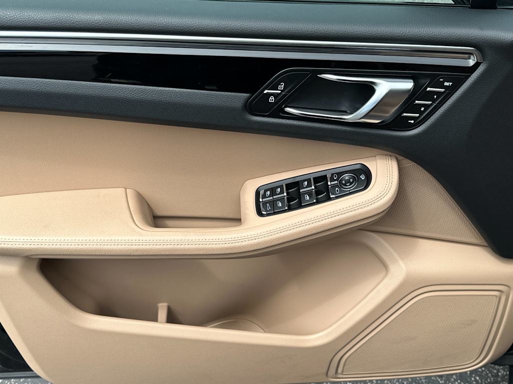 Thumbnail: 2025 Porsche Macan - 21