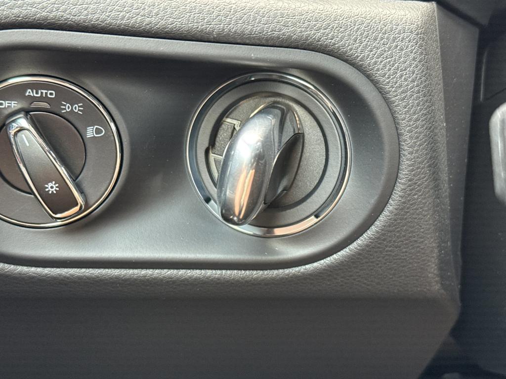 Thumbnail: 2026 Porsche Macan - 28