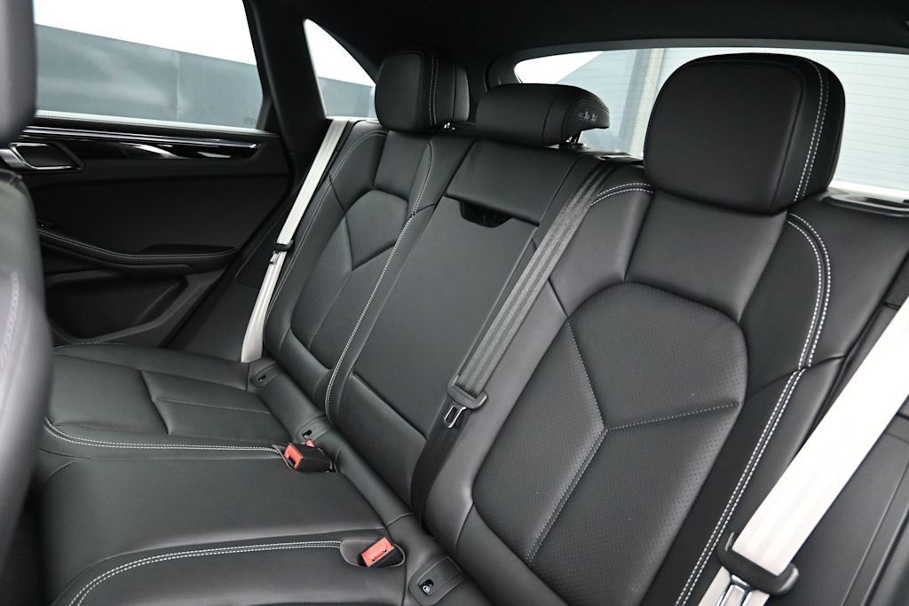 Thumbnail: 2026 Porsche Macan - 9