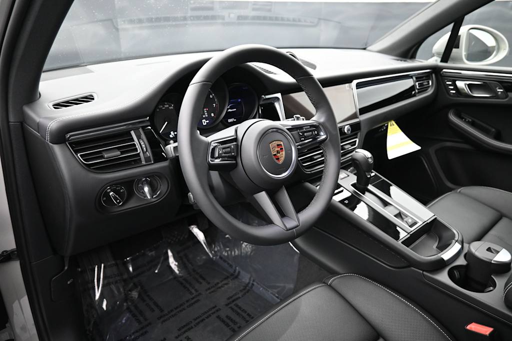 Thumbnail: 2026 Porsche Macan - 2
