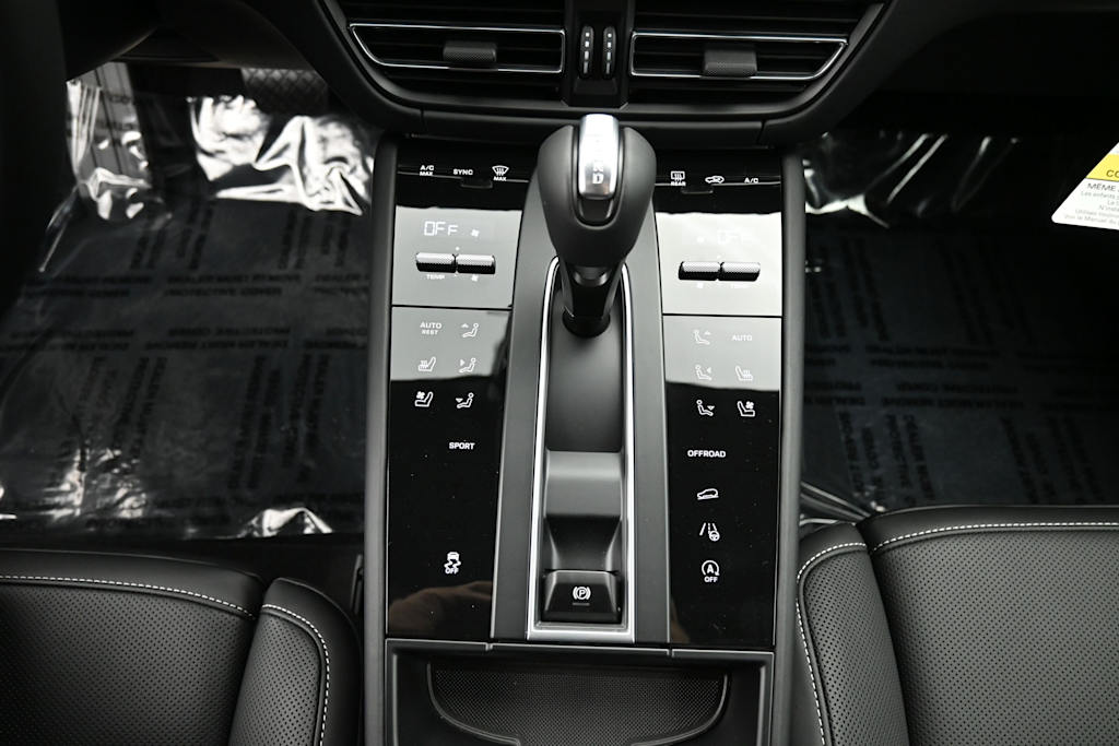Thumbnail: 2026 Porsche Macan - 13