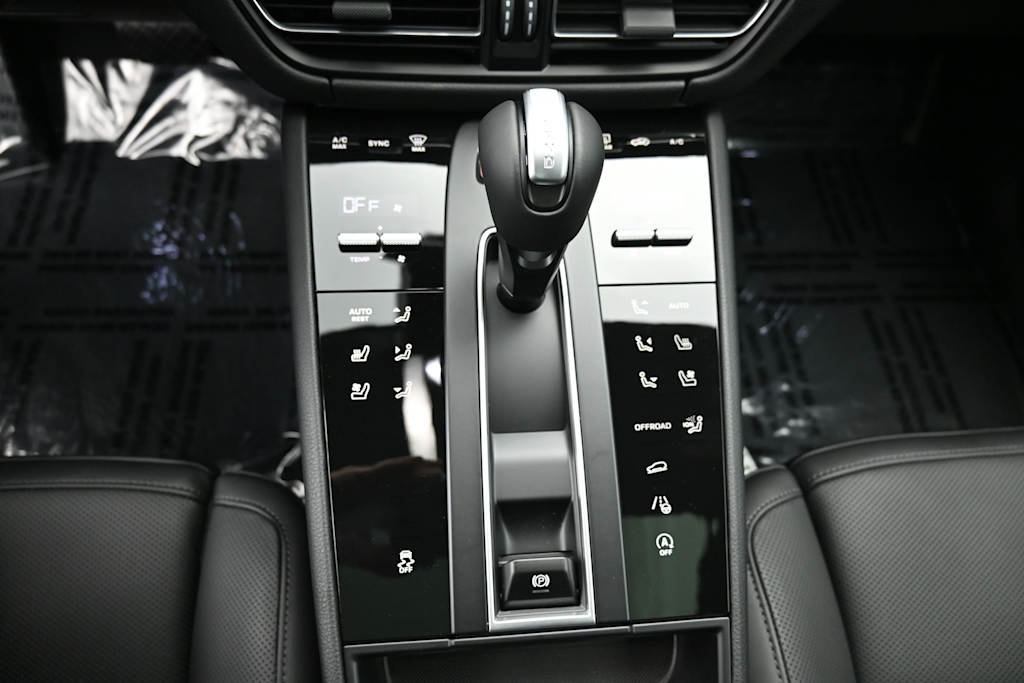 Thumbnail: 2026 Porsche Macan - 13