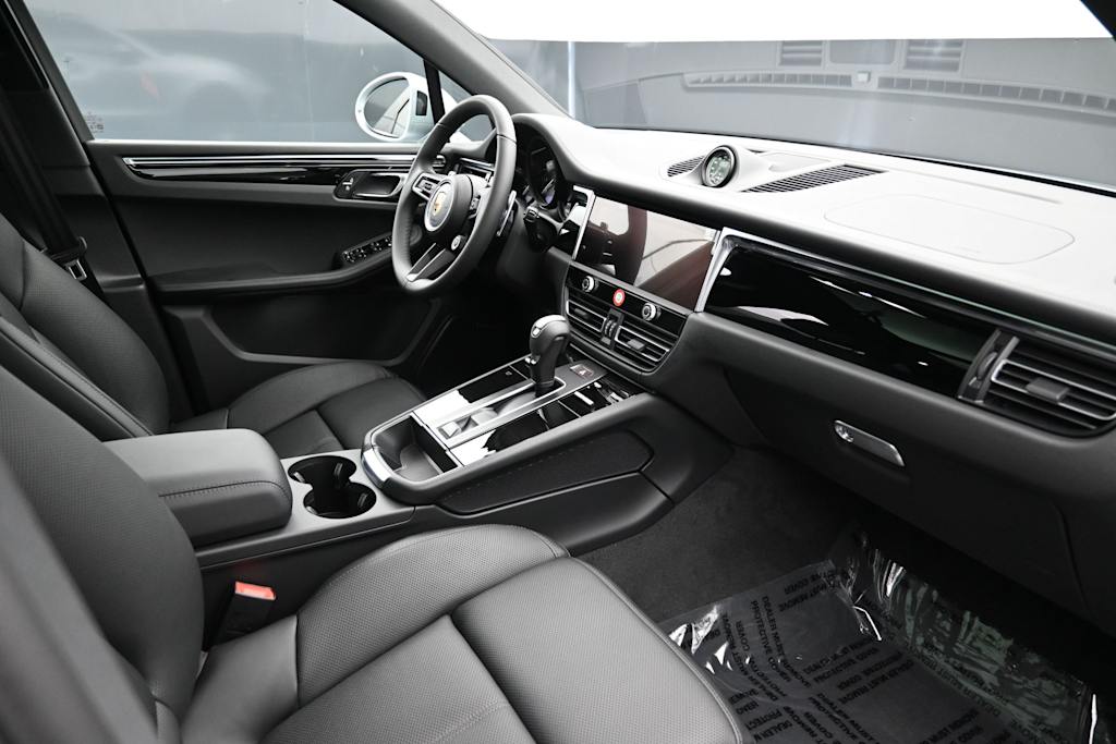 Thumbnail: 2026 Porsche Macan - 11