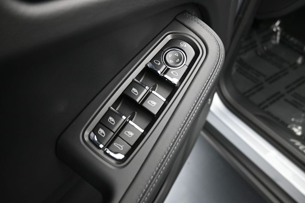 Thumbnail: 2026 Porsche Macan - 21