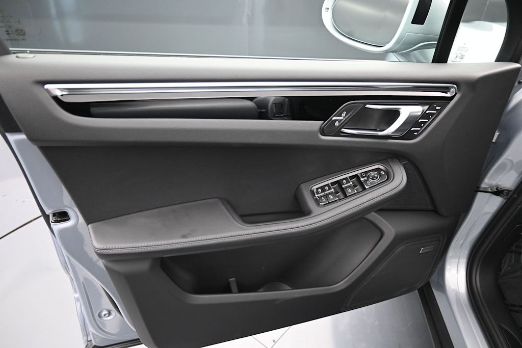 Thumbnail: 2026 Porsche Macan - 20