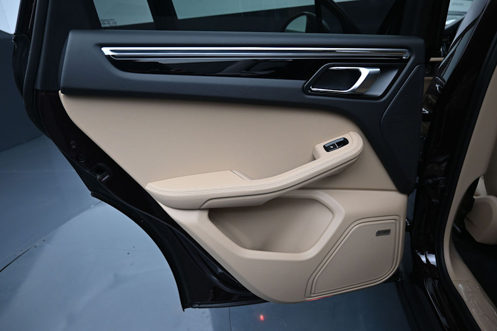 Thumbnail: 2026 Porsche Macan - 23