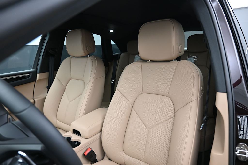Thumbnail: 2026 Porsche Macan - 8