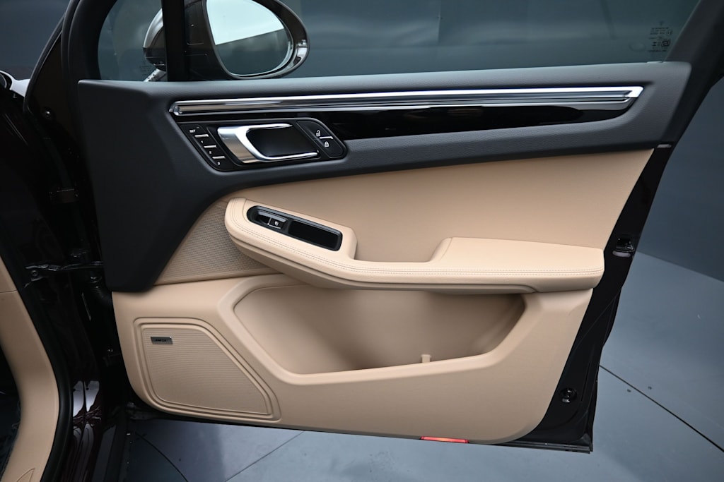 Thumbnail: 2026 Porsche Macan - 25