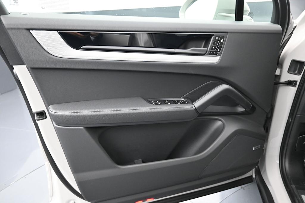 Thumbnail: 2026 Porsche Cayenne - 16