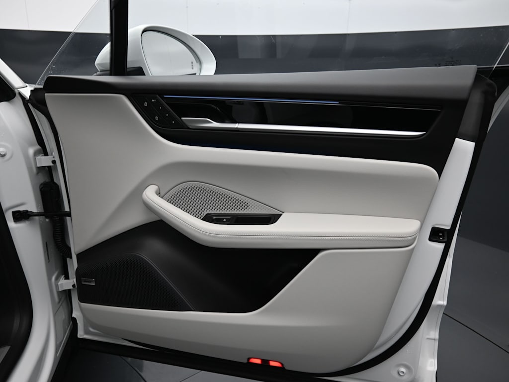 Thumbnail: 2025 Porsche Macan - 28