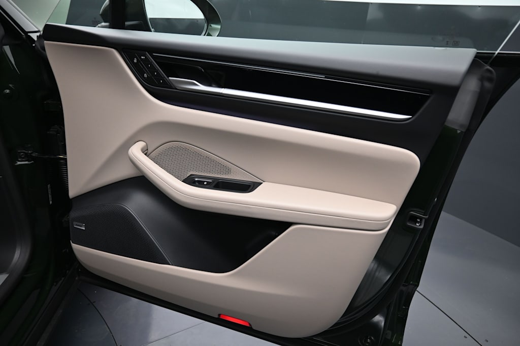 Thumbnail: 2026 Porsche Macan - 25