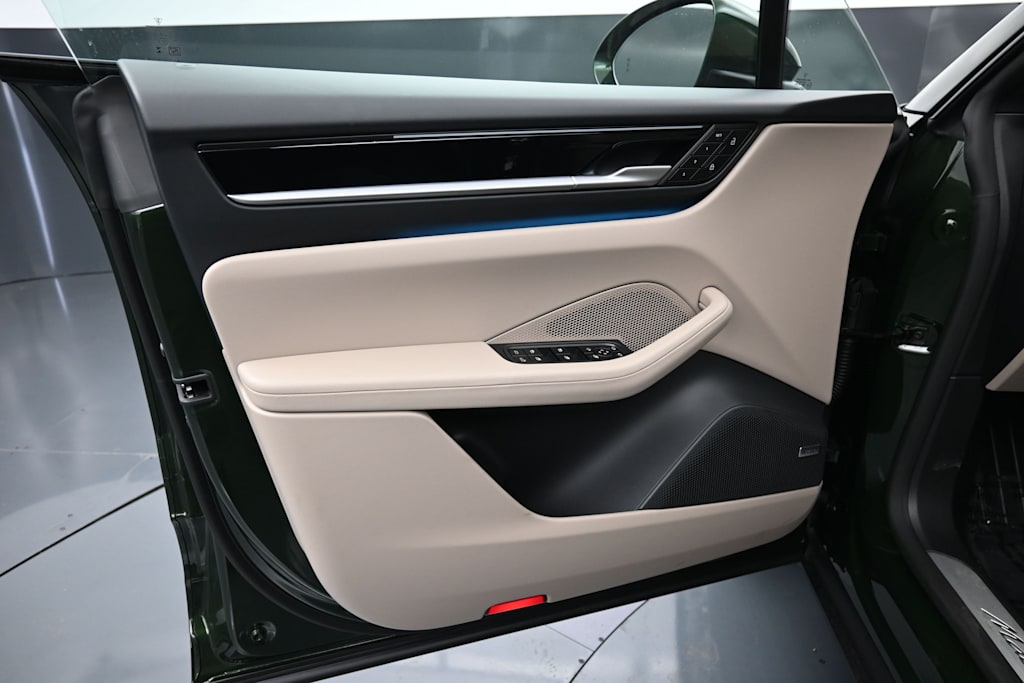 Thumbnail: 2026 Porsche Macan - 21