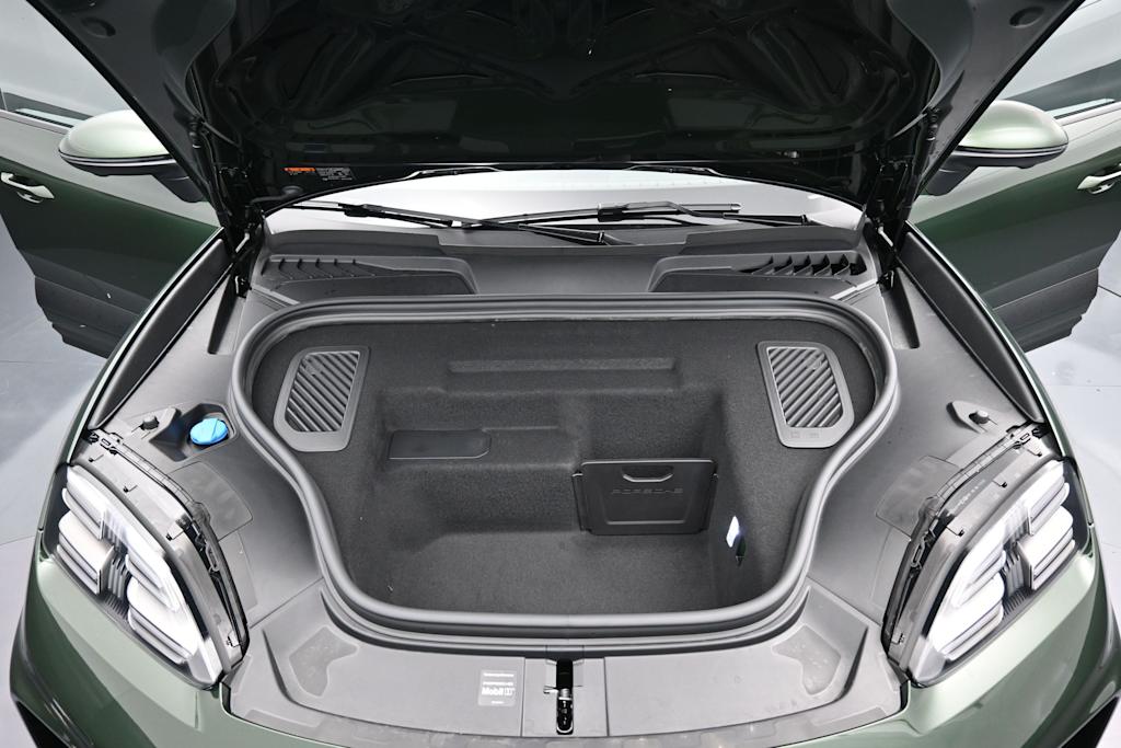 Thumbnail: 2026 Porsche Macan - 8