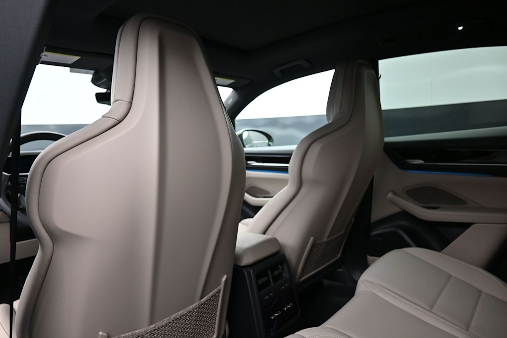 Thumbnail: 2026 Porsche Macan - 23