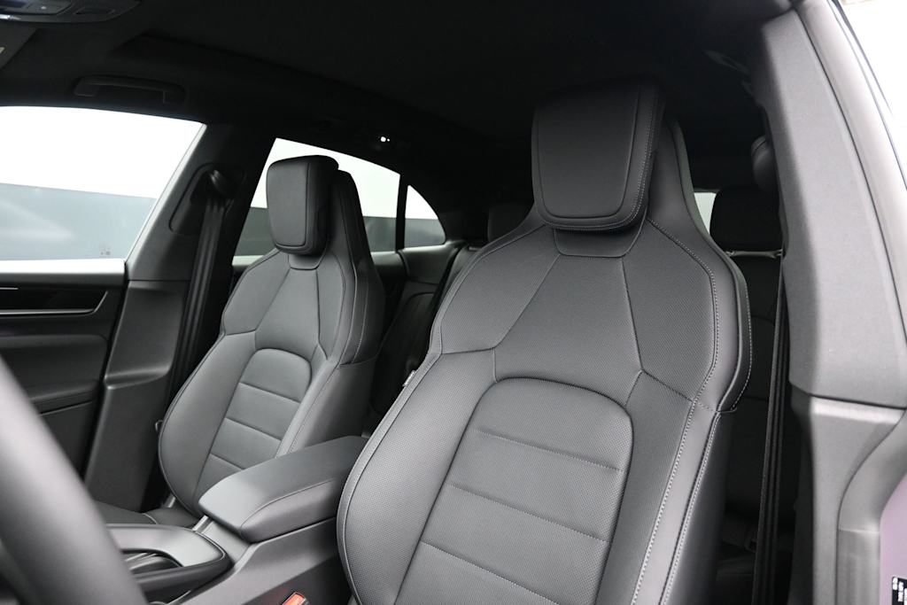 Thumbnail: 2026 Porsche Macan - 9