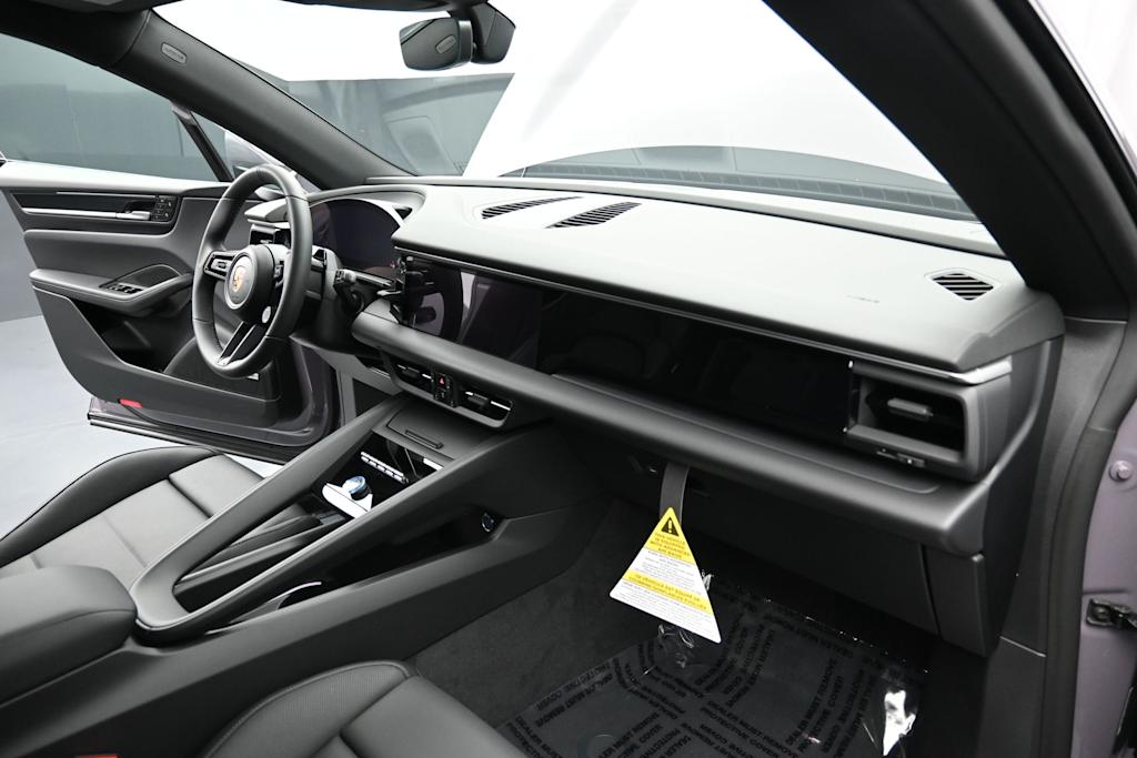 Thumbnail: 2026 Porsche Macan - 12