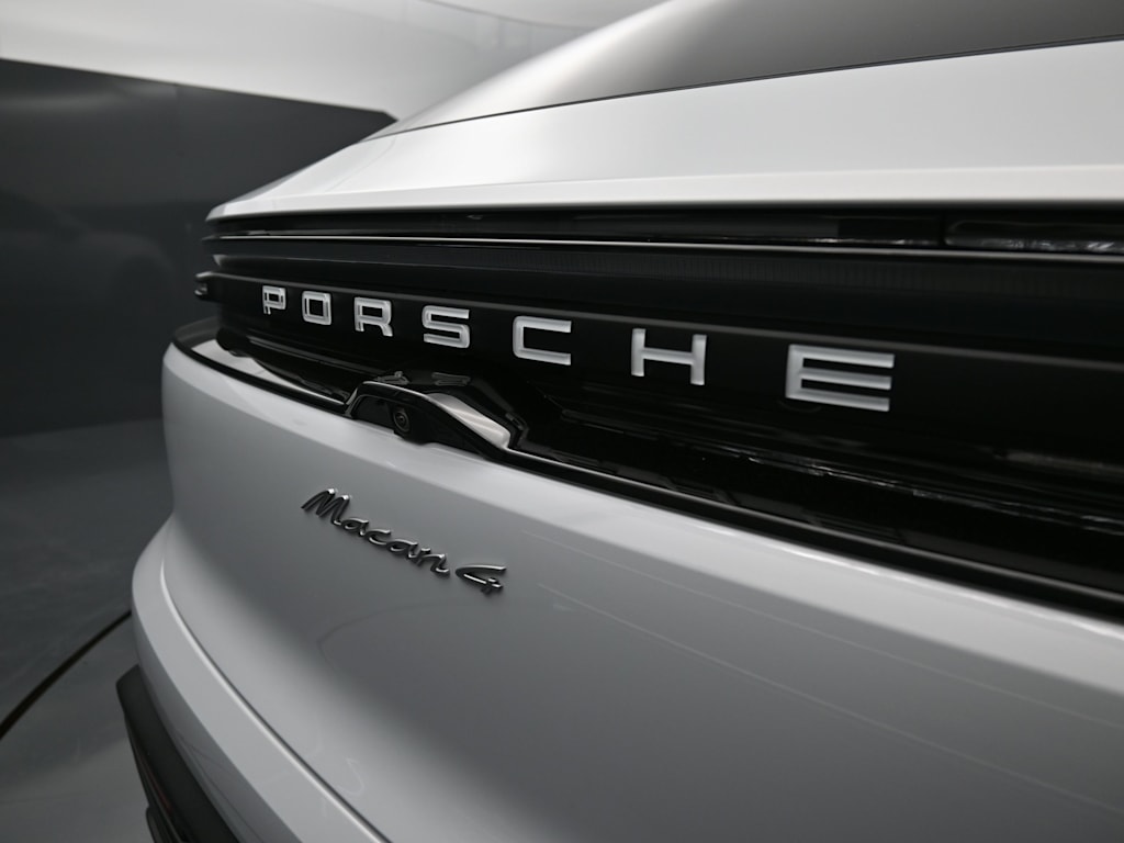Thumbnail: 2026 Porsche Macan - 31