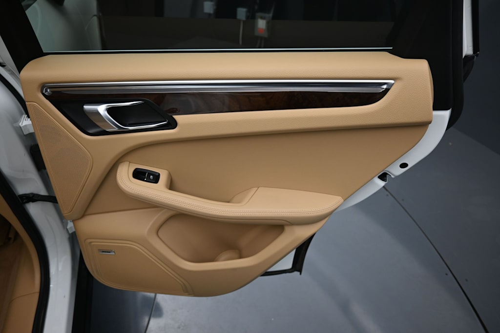 Thumbnail: 2015 Porsche Macan - 21