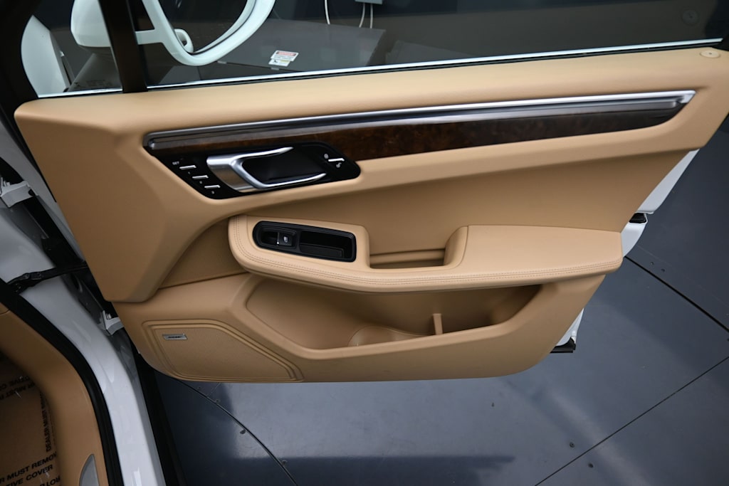Thumbnail: 2015 Porsche Macan - 22