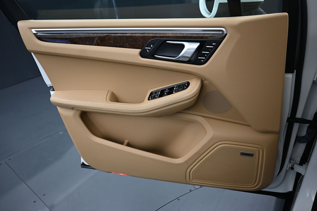 Thumbnail: 2015 Porsche Macan - 16