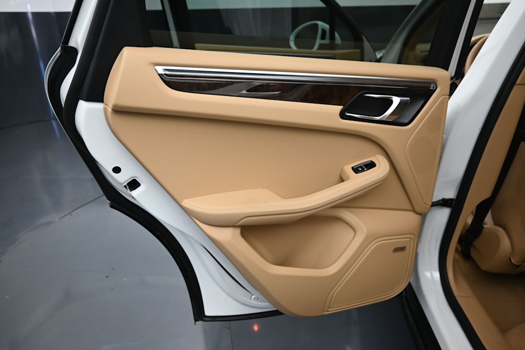 Thumbnail: 2015 Porsche Macan - 20