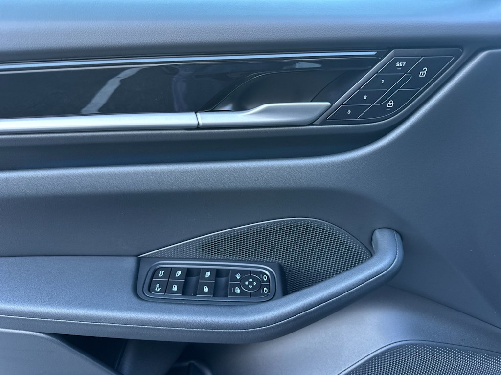 Thumbnail: 2025 Porsche Macan - 22