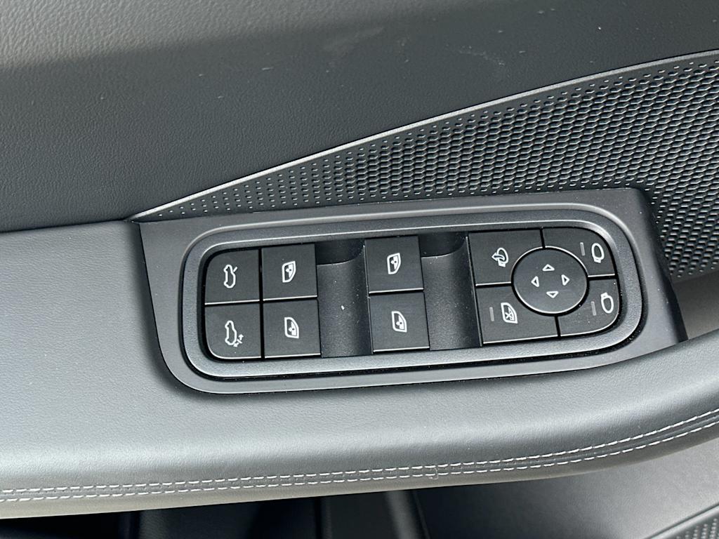 Thumbnail: 2025 Porsche Macan - 21