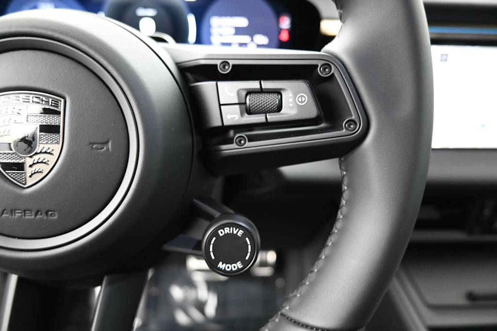 Thumbnail: 2026 Porsche Macan - 21