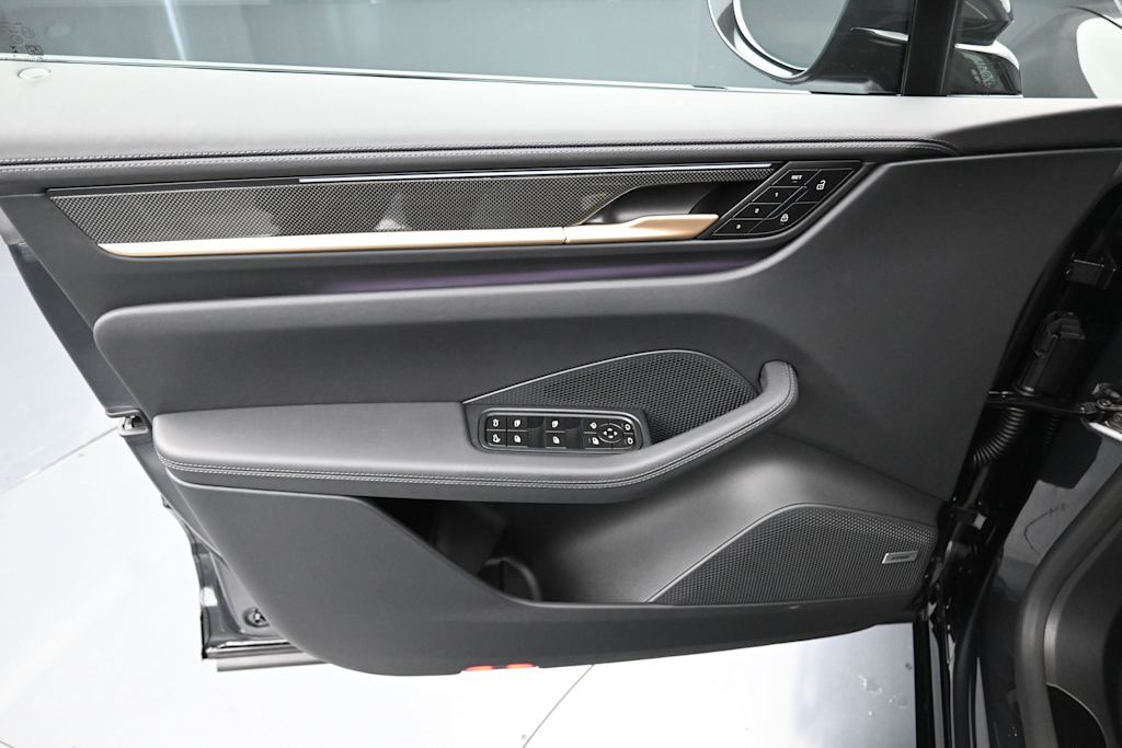 Thumbnail: 2026 Porsche Macan - 17