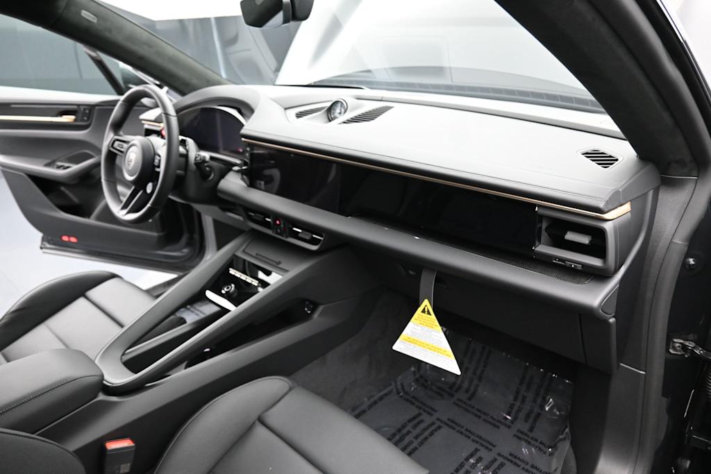 Thumbnail: 2026 Porsche Macan - 12
