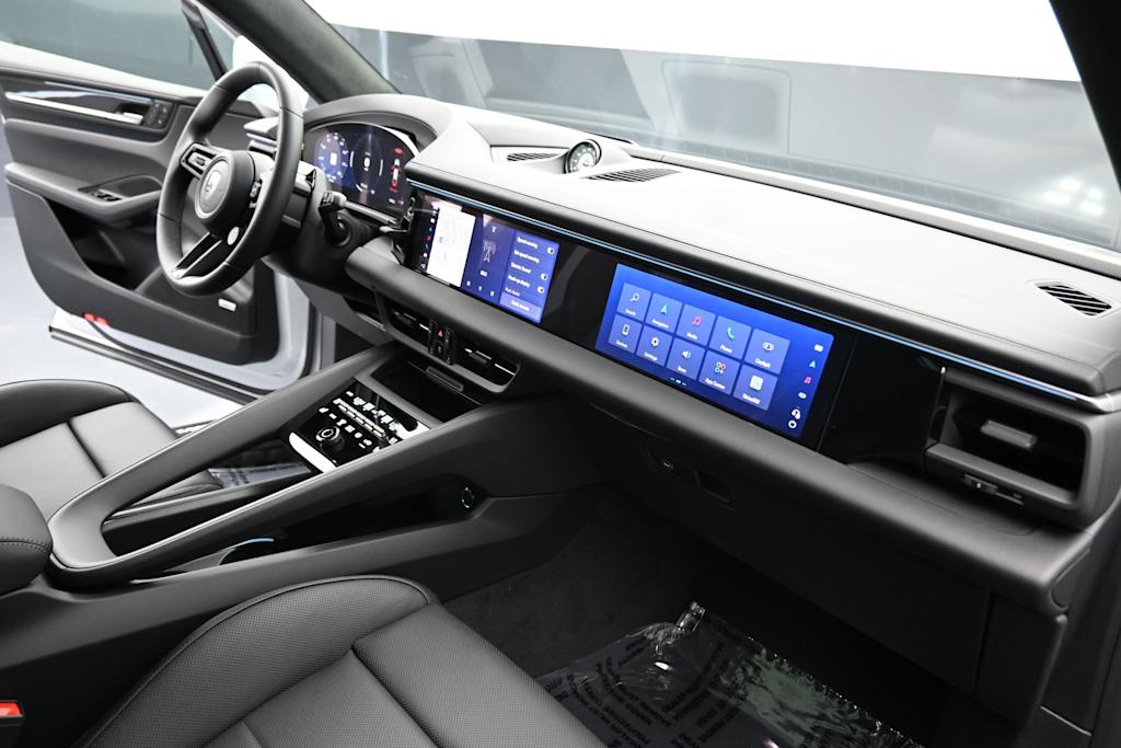 Thumbnail: 2026 Porsche Macan - 14