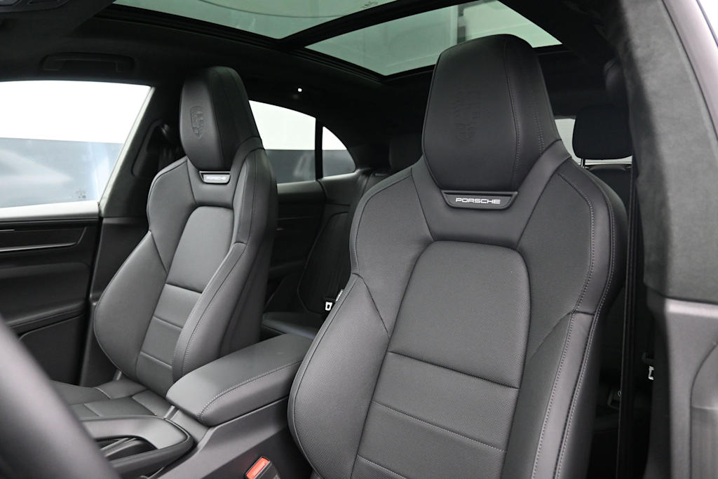 Thumbnail: 2026 Porsche Macan - 10