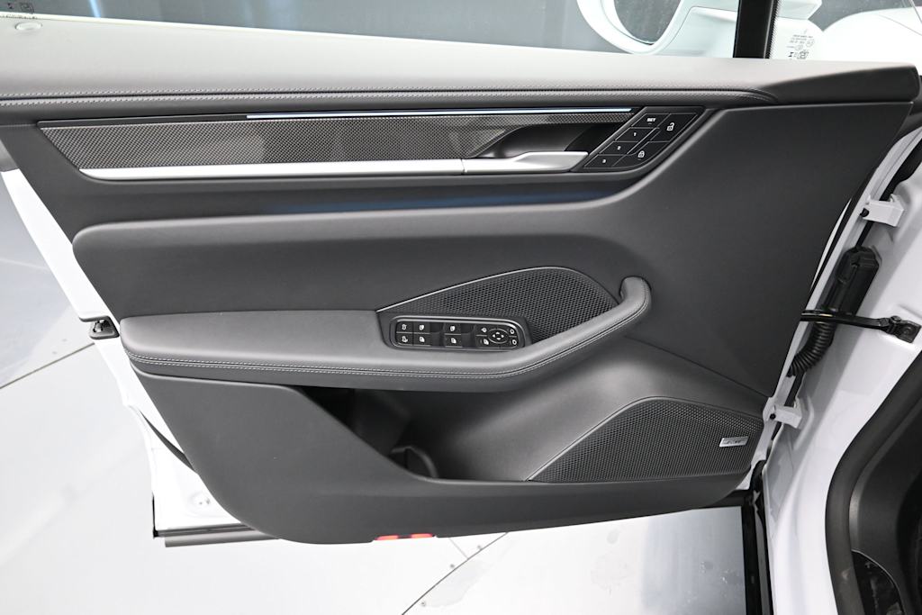 Thumbnail: 2026 Porsche Macan - 24