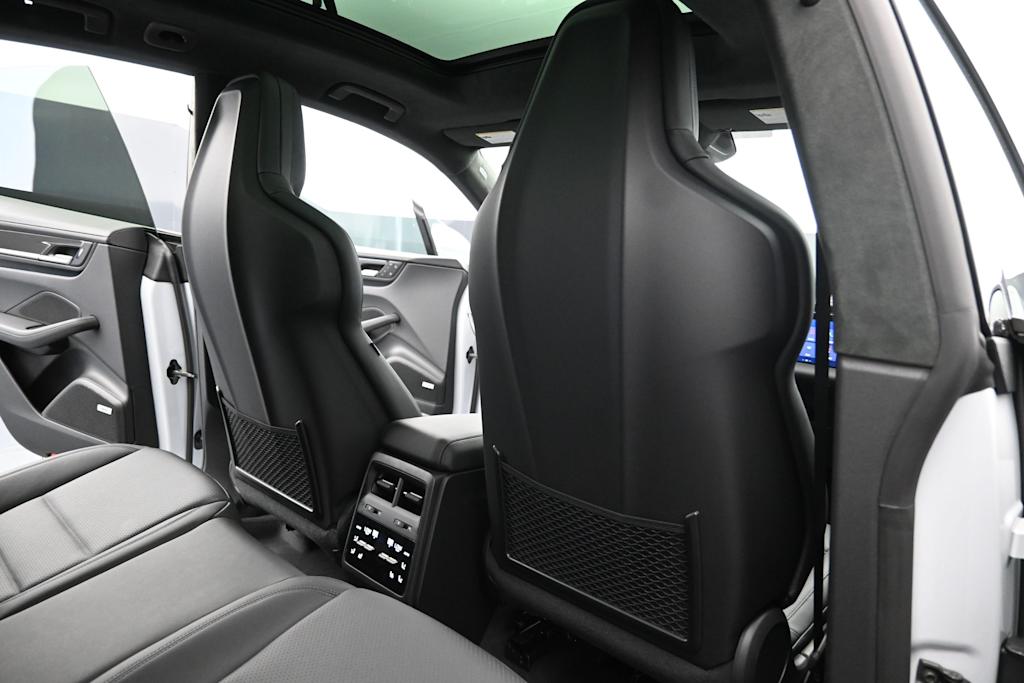 Thumbnail: 2026 Porsche Macan - 11