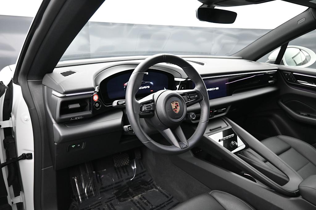 Thumbnail: 2025 Porsche Macan - 2